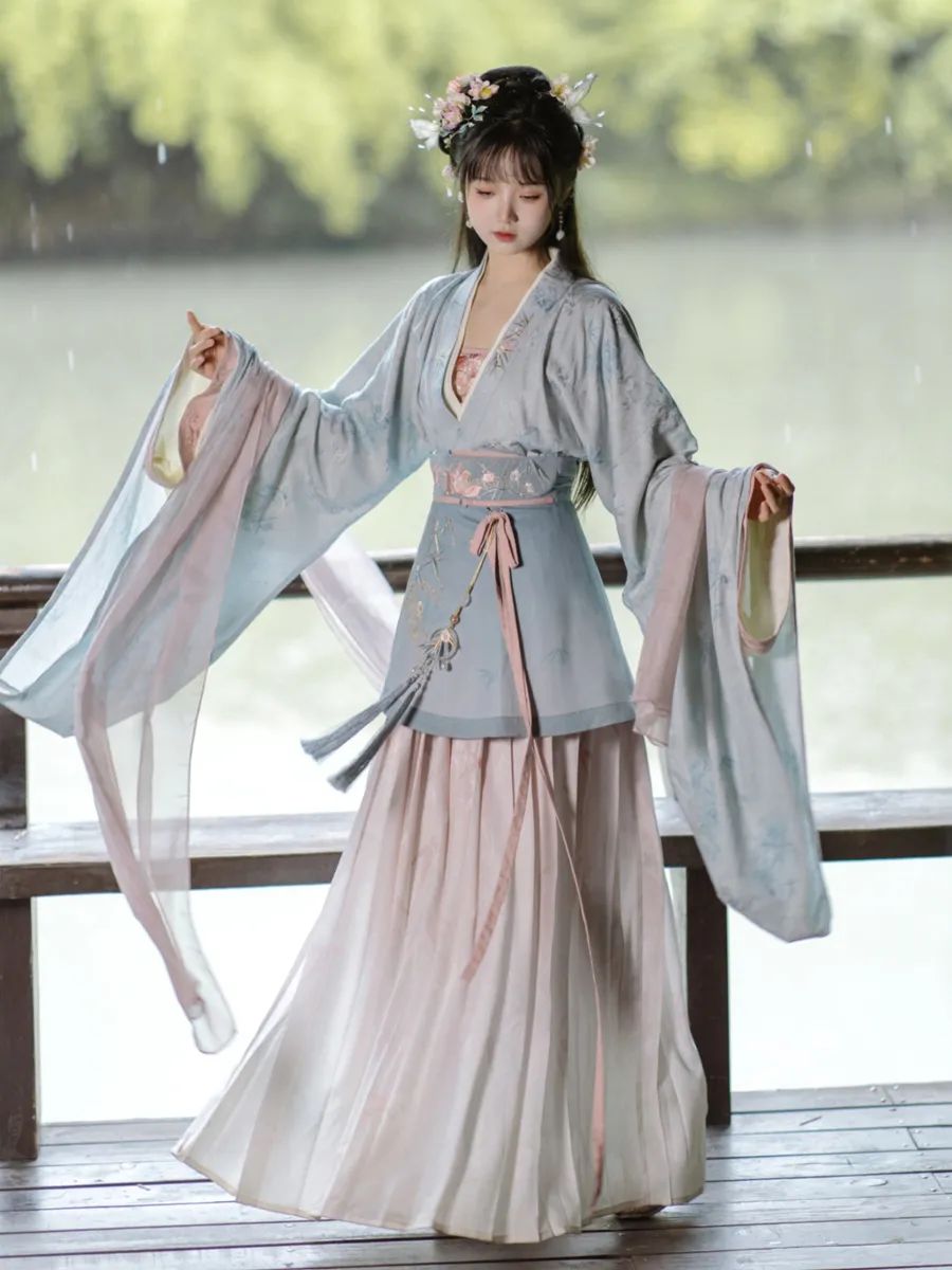 就在这一日，圆领袍199，十三余、重回、汉尚，众商家汇集上新，众多新品等你来！