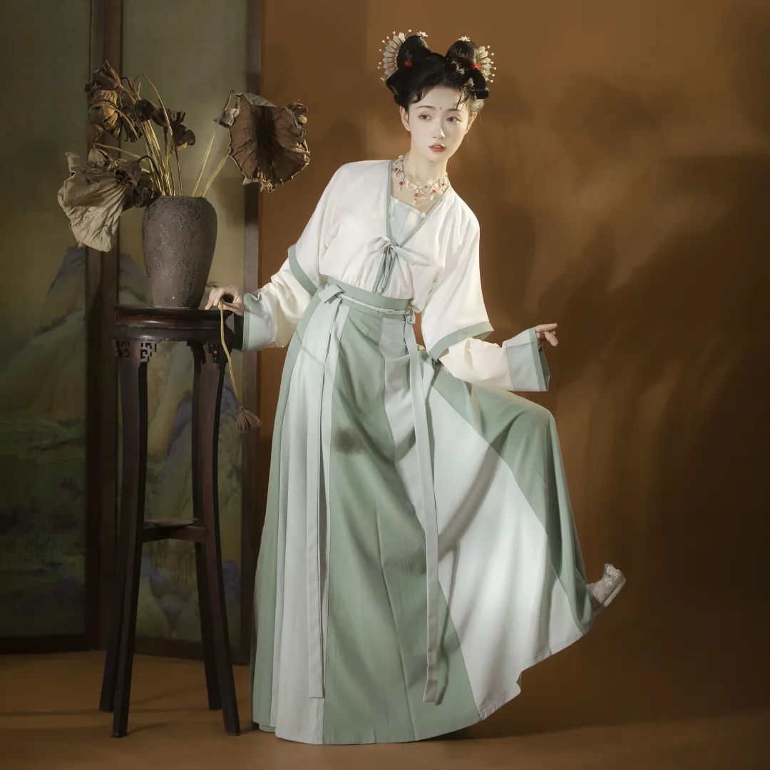 最低49、最高89元/套，适合当前夏日穿的浅绿色白菜系汉服！