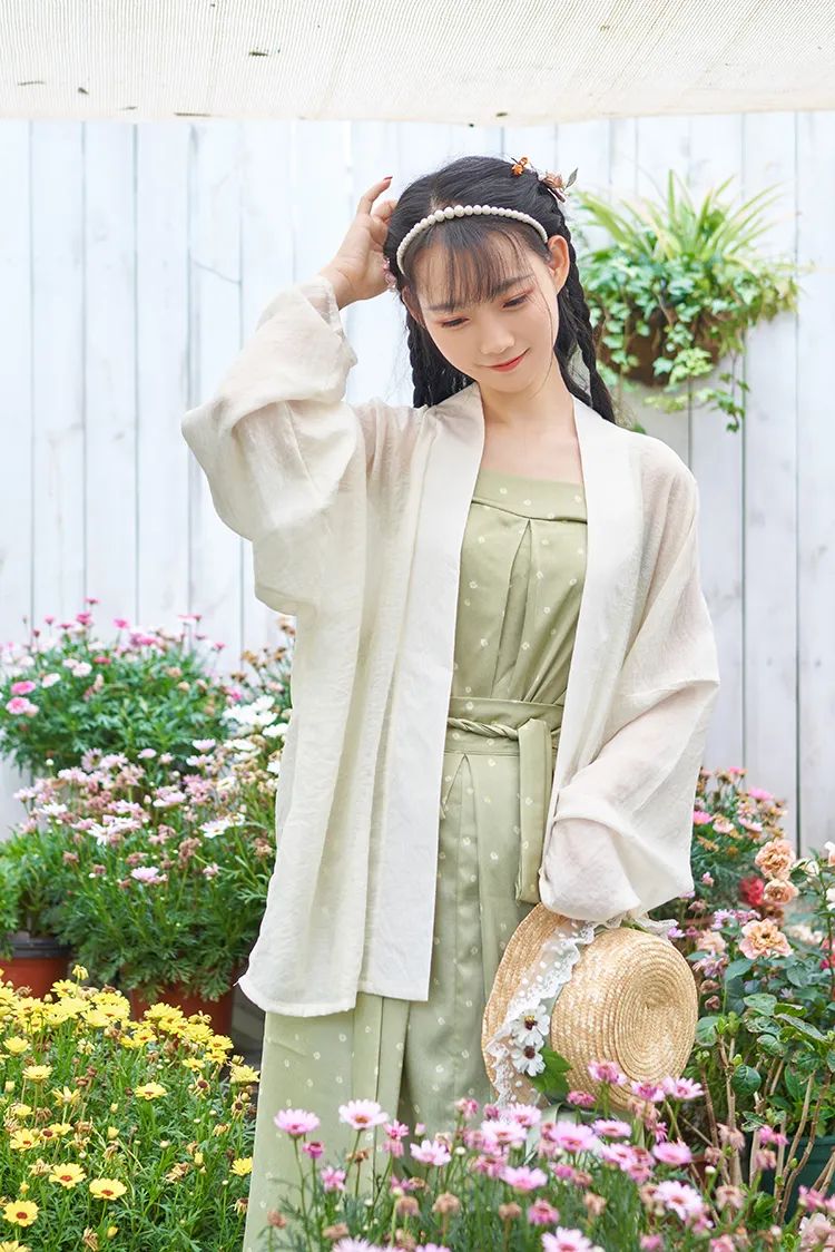 最低49、最高89元/套，适合当前夏日穿的浅绿色白菜系汉服！