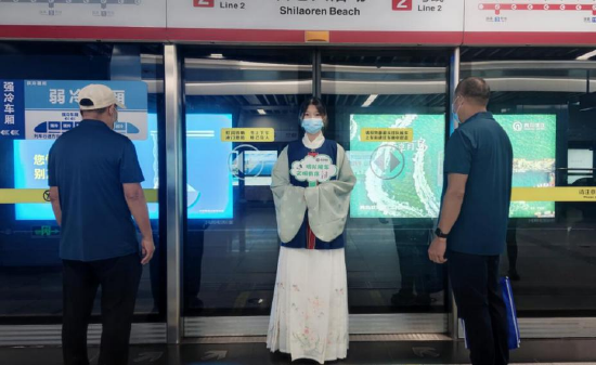 排队候车 文明有序！汉服小姐姐在青岛地铁站里寻找“最美乘客”