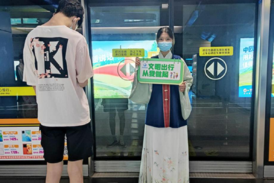 排队候车 文明有序！汉服小姐姐在青岛地铁站里寻找“最美乘客”