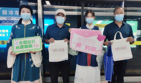 排队候车 文明有序！汉服小姐姐在青岛地铁站里寻找“最美乘客”