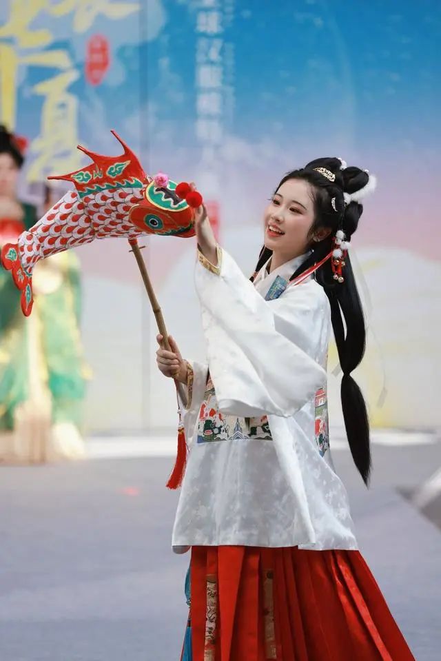 惊艳内地汉服比赛的16岁香港女孩:盼在港传扬中华优秀传统文化!