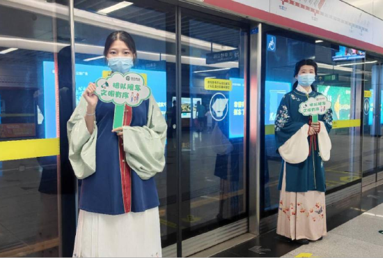 排队候车 文明有序！汉服小姐姐在青岛地铁站里寻找“最美乘客”