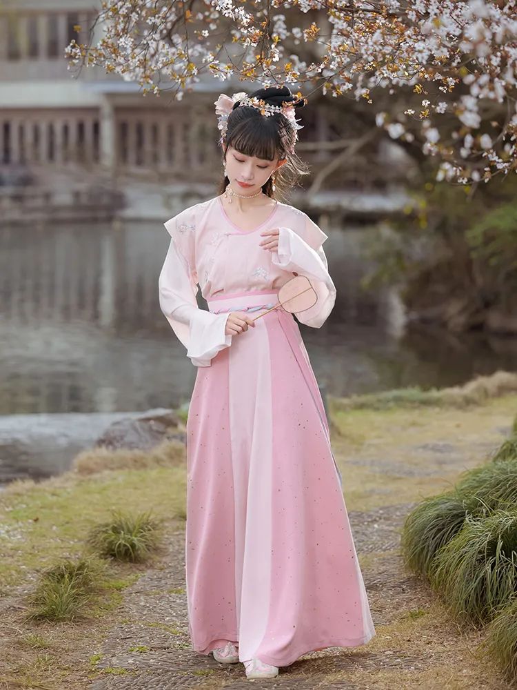 ​拒相思一枝独秀，瑶遇见神鹿经久不衰，2022年8月淘宝汉服商家单品销量排名