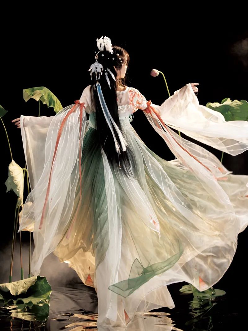 ​拒相思一枝独秀，瑶遇见神鹿经久不衰，2022年8月淘宝汉服商家单品销量排名