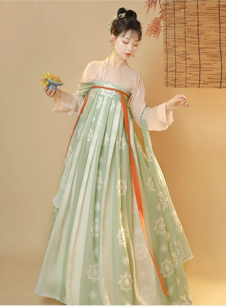 最低49、最高89元/套，适合当前夏日穿的浅绿色白菜系汉服！