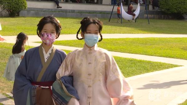 【中国节·中秋】双胞胎姐妹着汉服衣袂飘飘，现代时尚感受当代风雅！