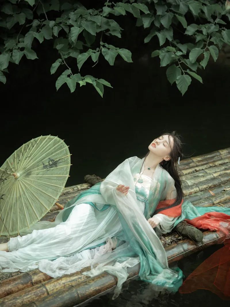 ​拒相思一枝独秀，瑶遇见神鹿经久不衰，2022年8月淘宝汉服商家单品销量排名