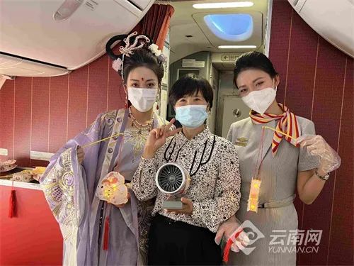 汉服装扮亮相客舱，祥鹏航空陪旅客万米高空过中秋！