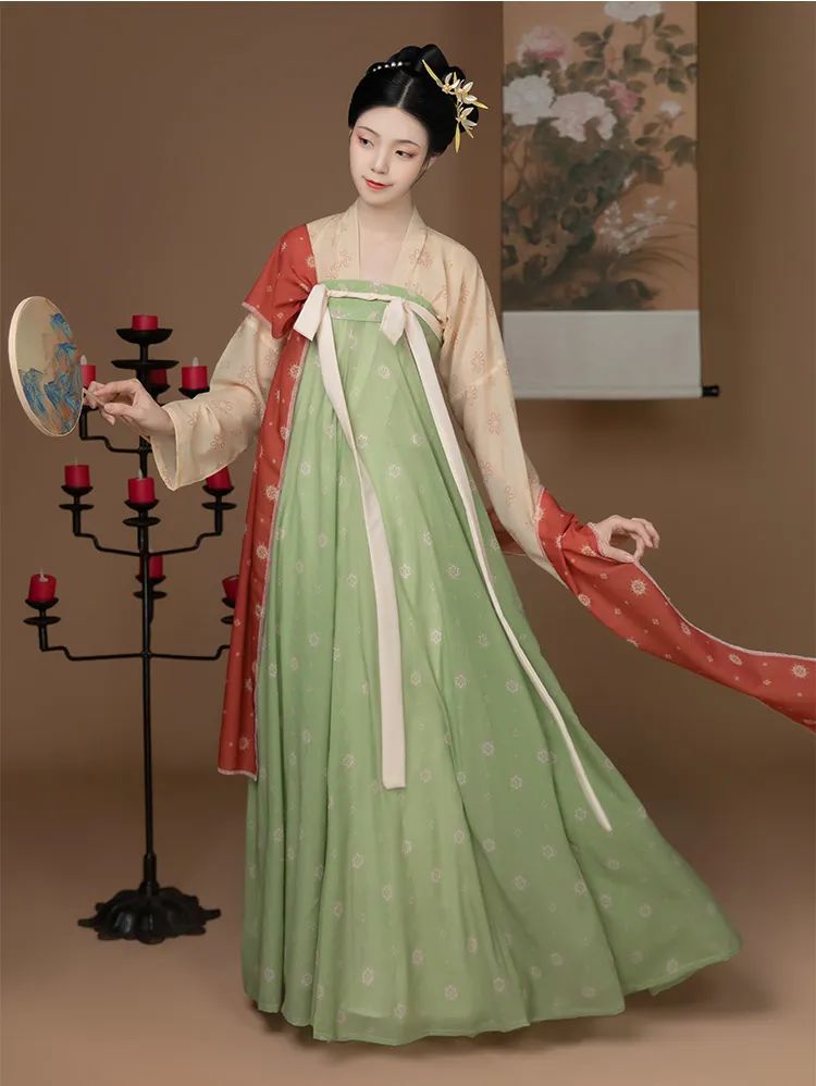 最低49、最高89元/套，适合当前夏日穿的浅绿色白菜系汉服！