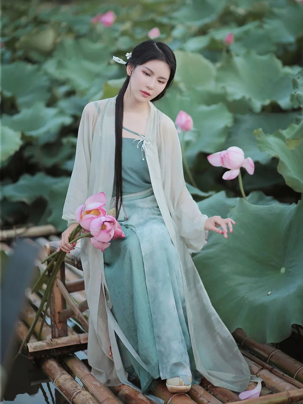 ​拒相思一枝独秀，瑶遇见神鹿经久不衰，2022年8月淘宝汉服商家单品销量排名