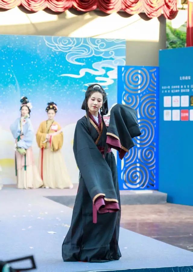 惊艳内地汉服比赛的16岁香港女孩:盼在港传扬中华优秀传统文化!