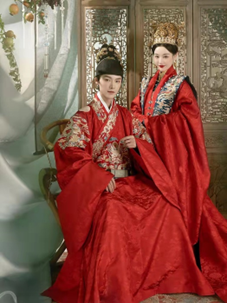 虹裳霞帔步摇冠，钿璎纍纍佩珊珊：赏凤冠霞帔中的爱与浪漫