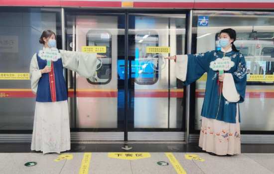 排队候车 文明有序!汉服小姐姐在青岛地铁站里寻找“最美乘客”