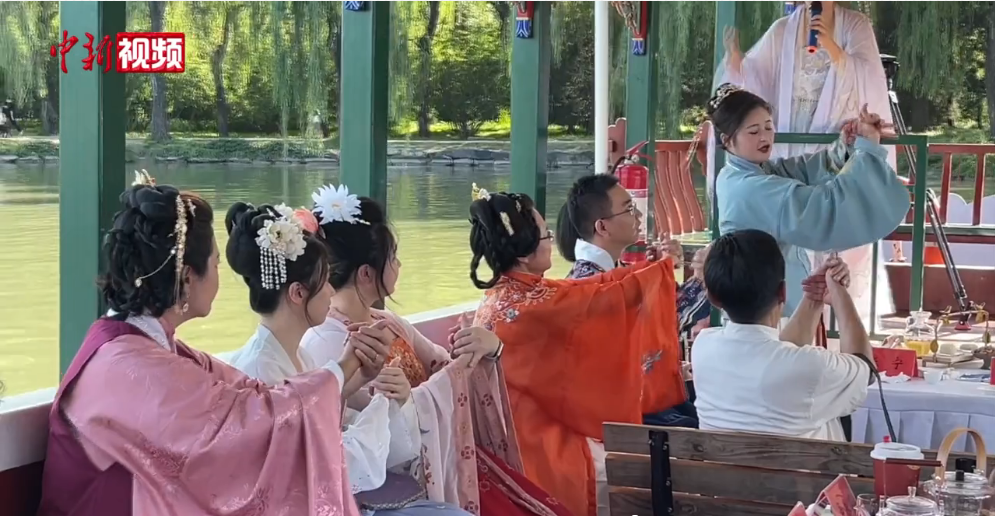 穿汉服泛舟游园，台湾青年立体式体验传统文化之美！