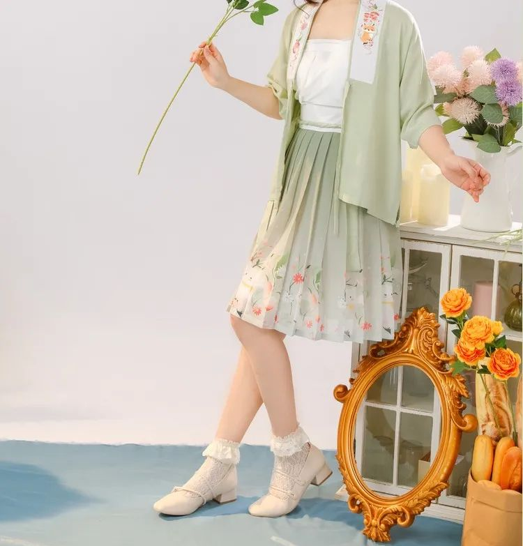 最低49、最高89元/套，适合当前夏日穿的浅绿色白菜系汉服！