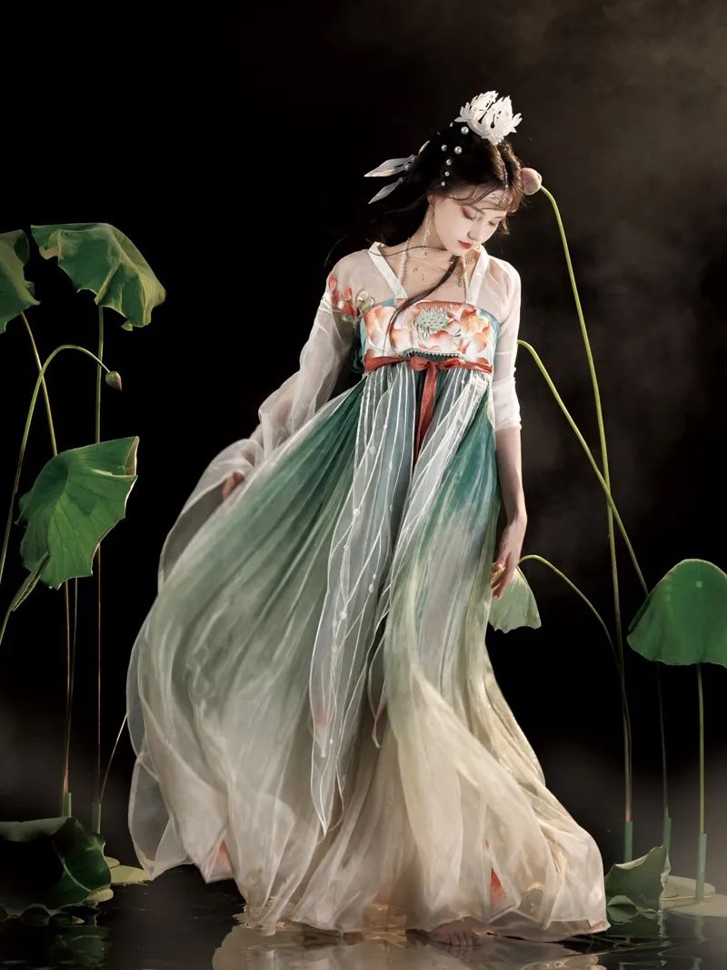 ​拒相思一枝独秀，瑶遇见神鹿经久不衰，2022年8月淘宝汉服商家单品销量排名