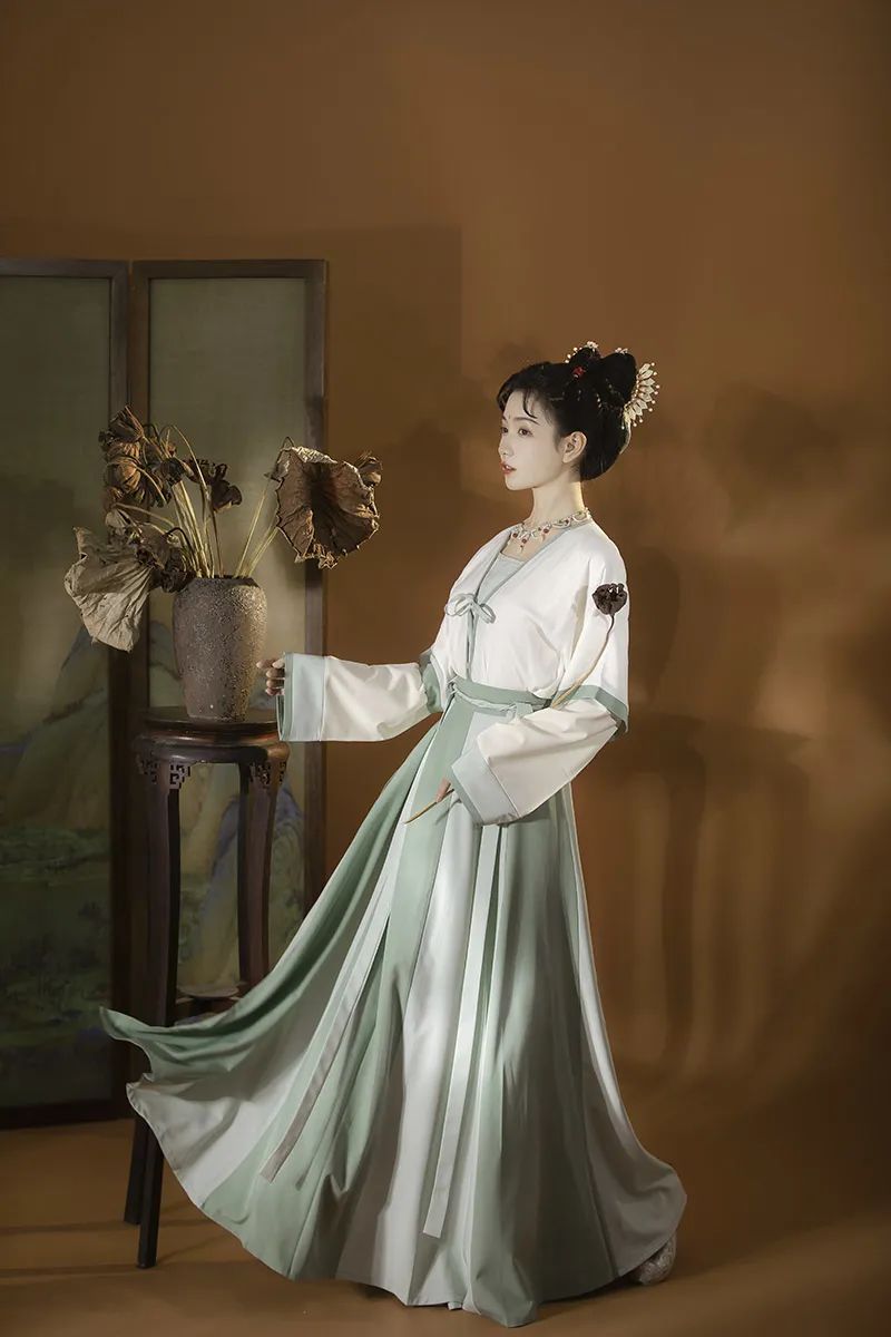 最低49、最高89元/套，适合当前夏日穿的浅绿色白菜系汉服！