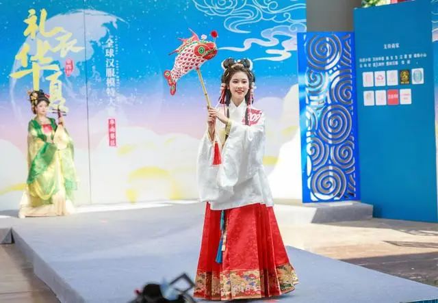 惊艳内地汉服比赛的16岁香港女孩:盼在港传扬中华优秀传统文化!