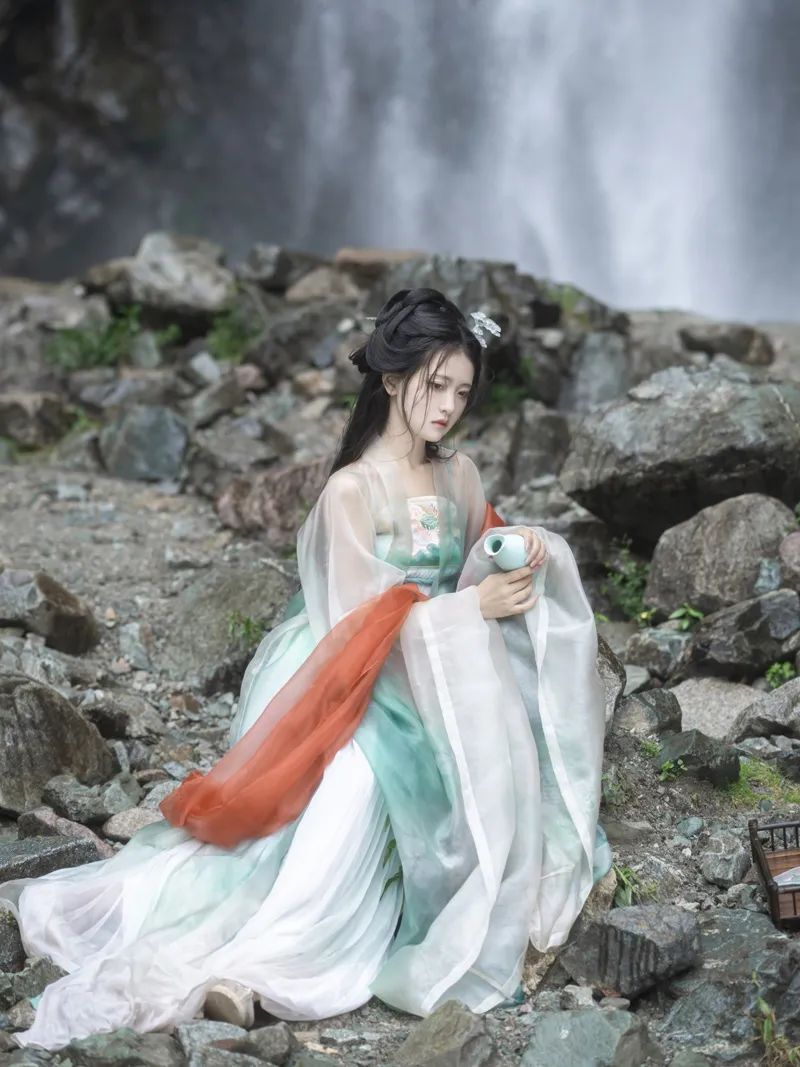 ​拒相思一枝独秀，瑶遇见神鹿经久不衰，2022年8月淘宝汉服商家单品销量排名