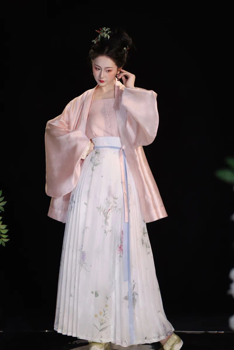 ​拒相思一枝独秀，瑶遇见神鹿经久不衰，2022年8月淘宝汉服商家单品销量排名