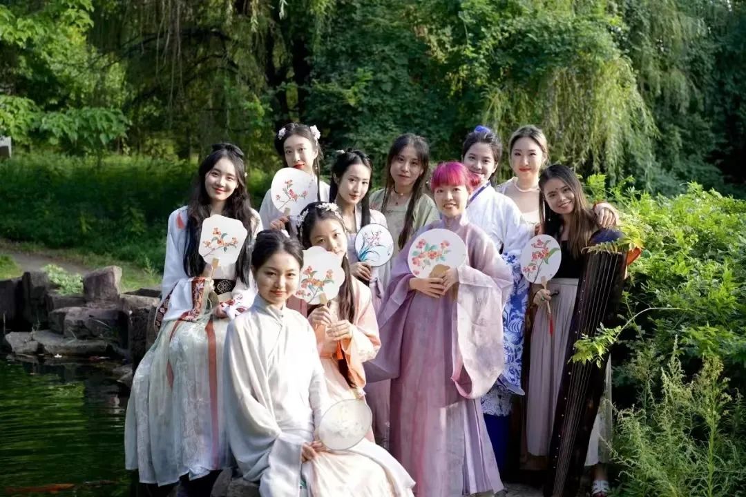 天涯共此时！海内外各地中秋汉服活动盘点！沉浸式体验中国传统文化盛宴！