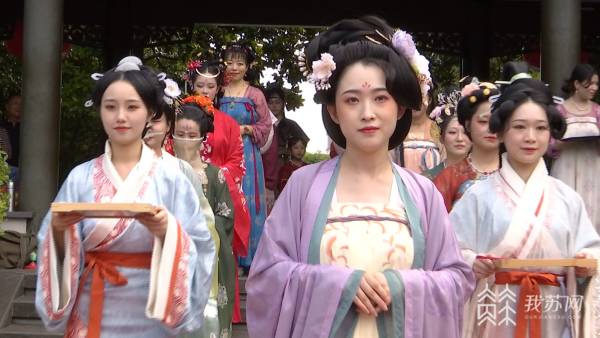 【中国节·中秋】双胞胎姐妹着汉服衣袂飘飘，现代时尚感受当代风雅！