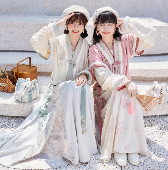 汉服品牌「十三余」LOGO全新升级，引领中国浪漫新汉服！再一次，请多指教！