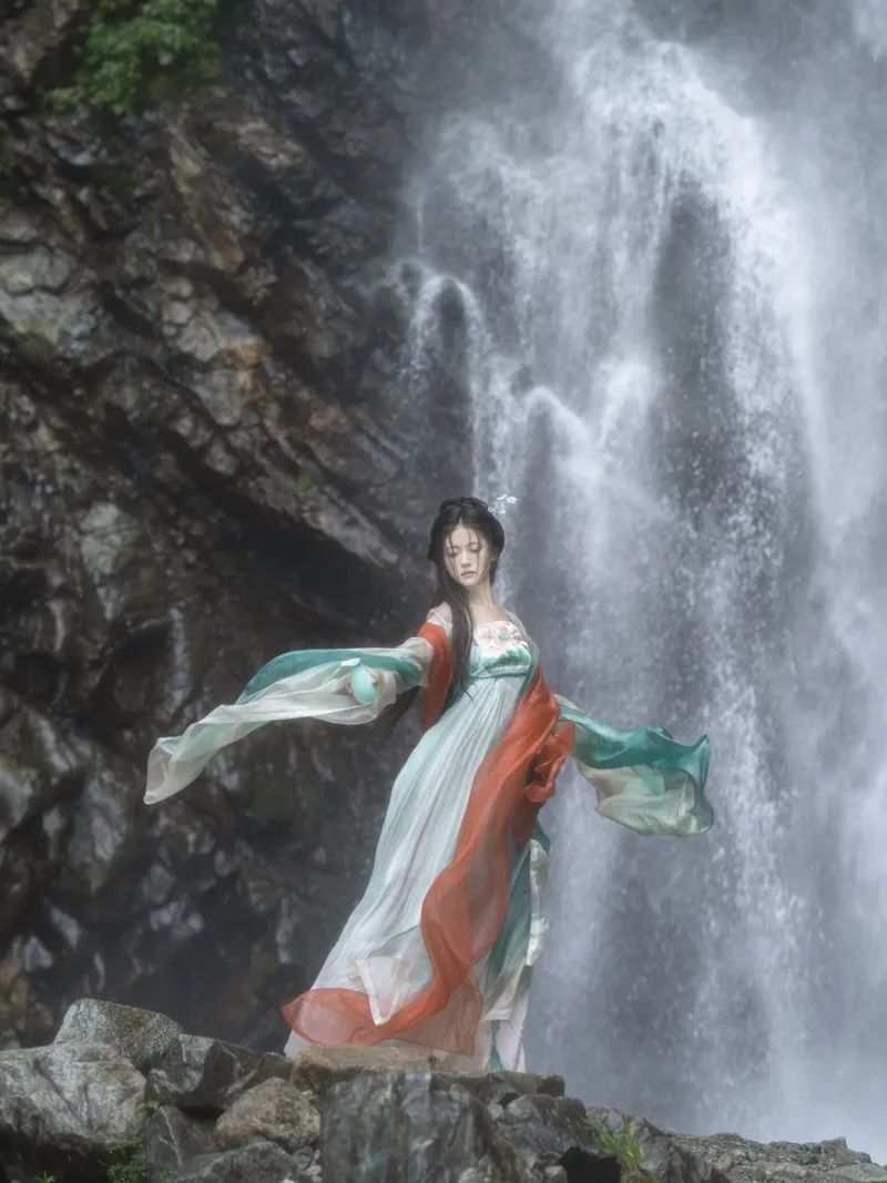 ​拒相思一枝独秀，瑶遇见神鹿经久不衰，2022年8月淘宝汉服商家单品销量排名