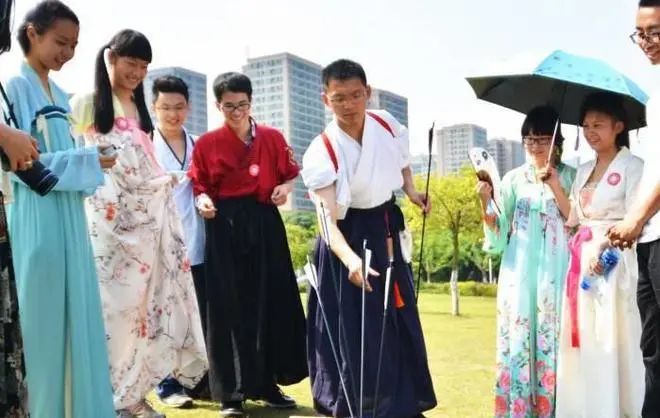 四川最喜欢汉服城市，拥有上百汉服商家，满大街都是汉服美女