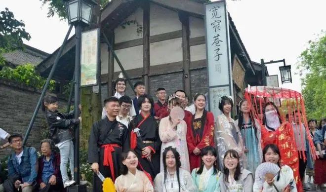 四川最喜欢汉服城市，拥有上百汉服商家，满大街都是汉服美女