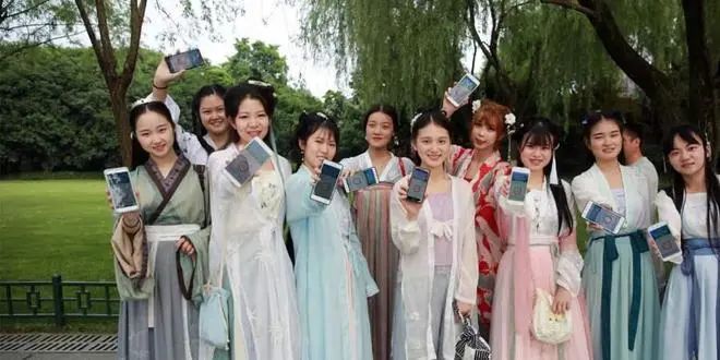 四川最喜欢汉服城市，拥有上百汉服商家，满大街都是汉服美女