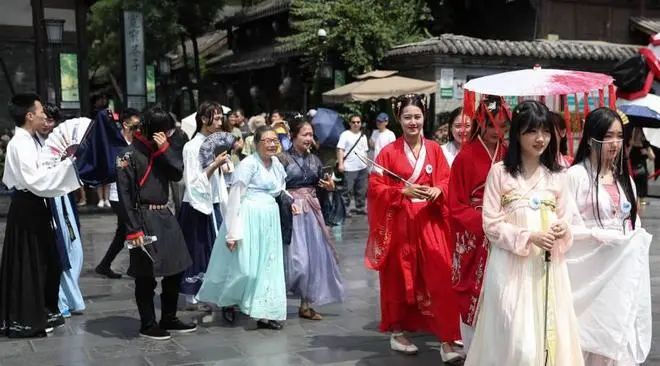 四川最喜欢汉服城市，拥有上百汉服商家，满大街都是汉服美女