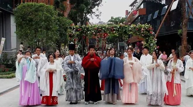 四川最喜欢汉服城市，拥有上百汉服商家，满大街都是汉服美女
