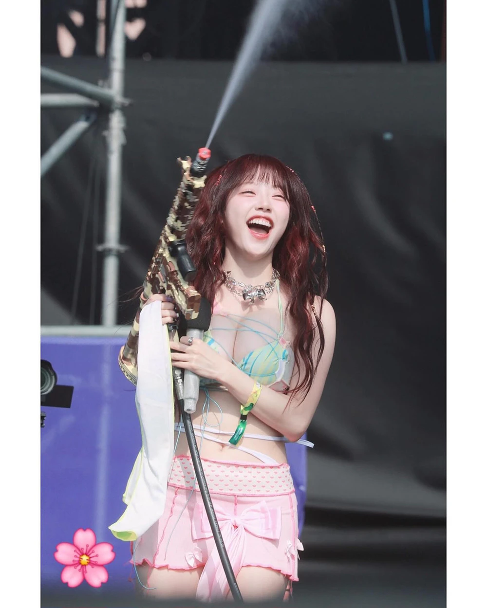 新水弹女王！Cignature 智源「极度凶狠」绑带比基尼一炮而红，脱下外套全场炸裂！