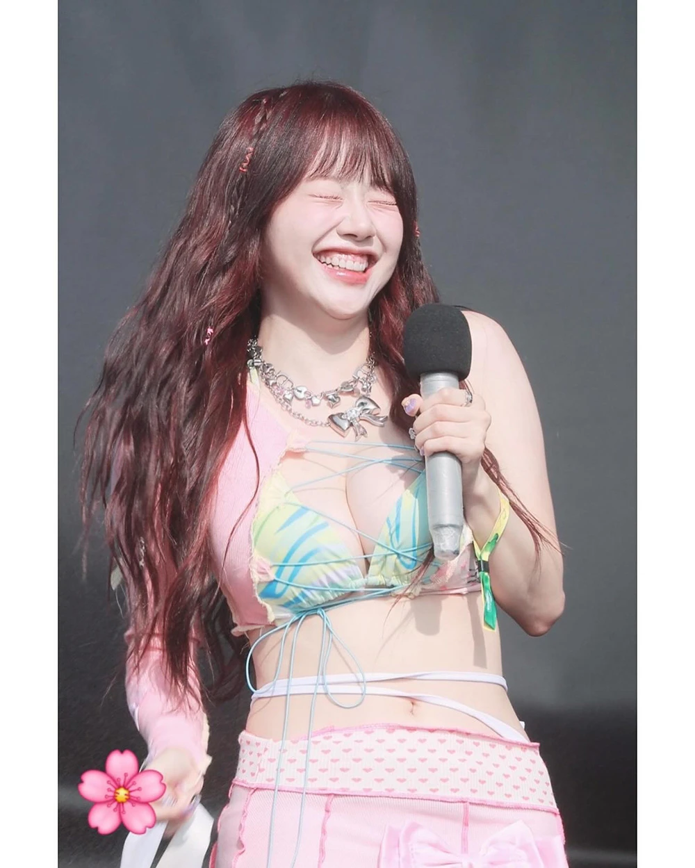 新水弹女王！Cignature 智源「极度凶狠」绑带比基尼一炮而红，脱下外套全场炸裂！