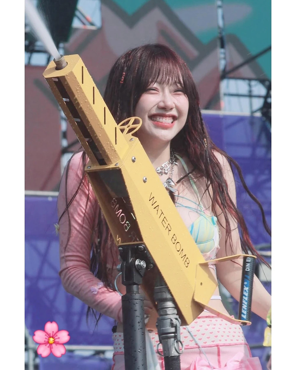 新水弹女王！Cignature 智源「极度凶狠」绑带比基尼一炮而红，脱下外套全场炸裂！