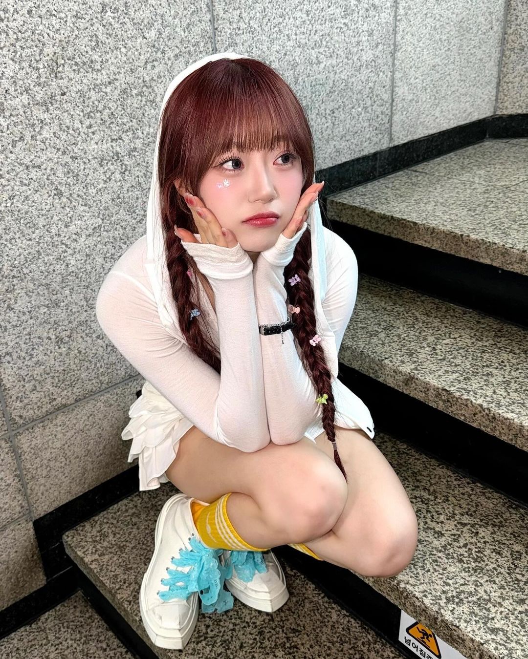 新水弹女王！Cignature 智源「极度凶狠」绑带比基尼一炮而红，脱下外套全场炸裂！