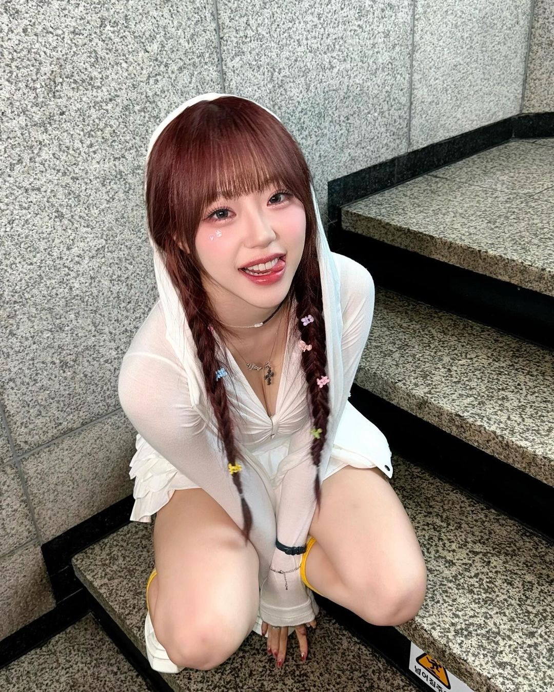 新水弹女王！Cignature 智源「极度凶狠」绑带比基尼一炮而红，脱下外套全场炸裂！