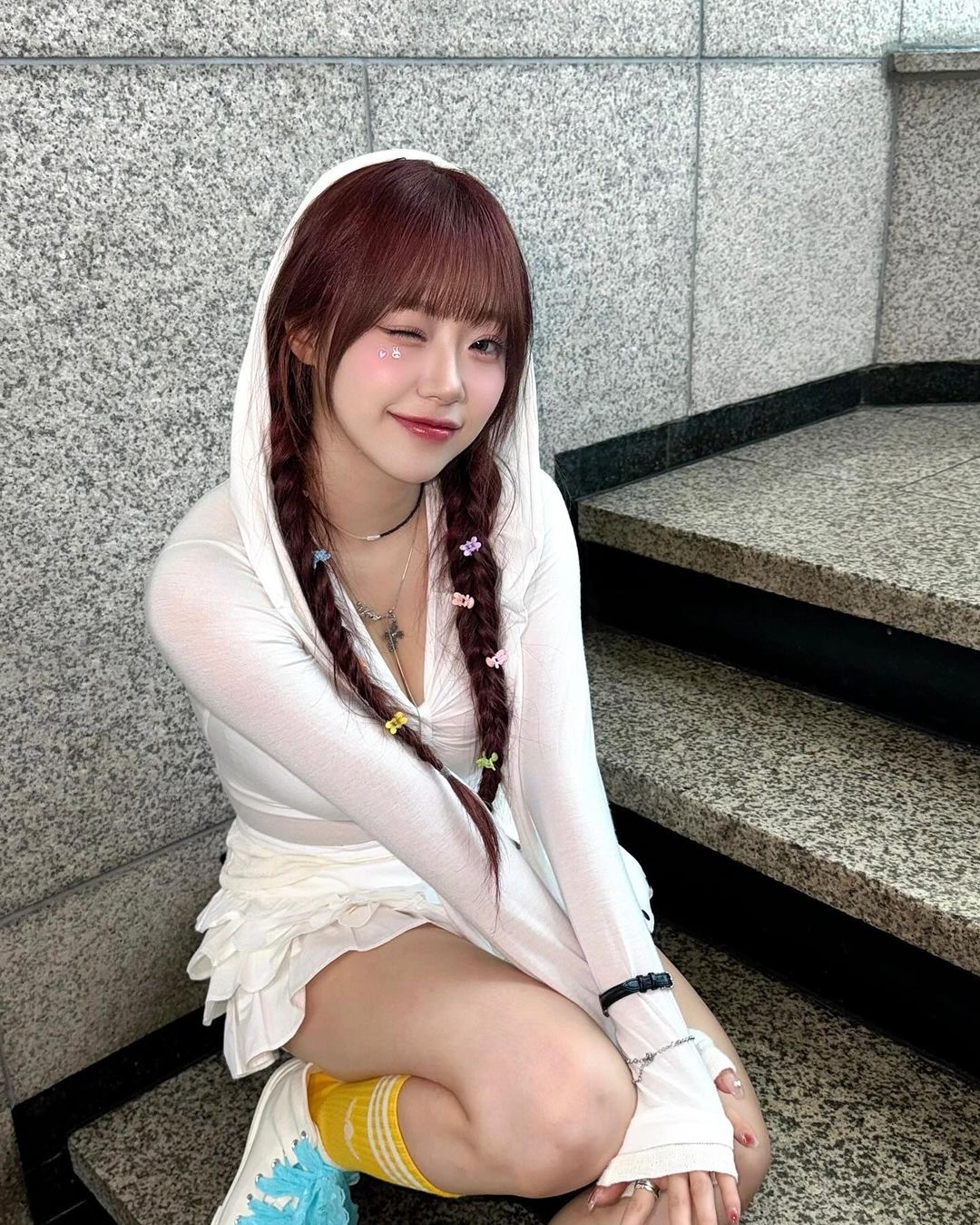 新水弹女王！Cignature 智源「极度凶狠」绑带比基尼一炮而红，脱下外套全场炸裂！