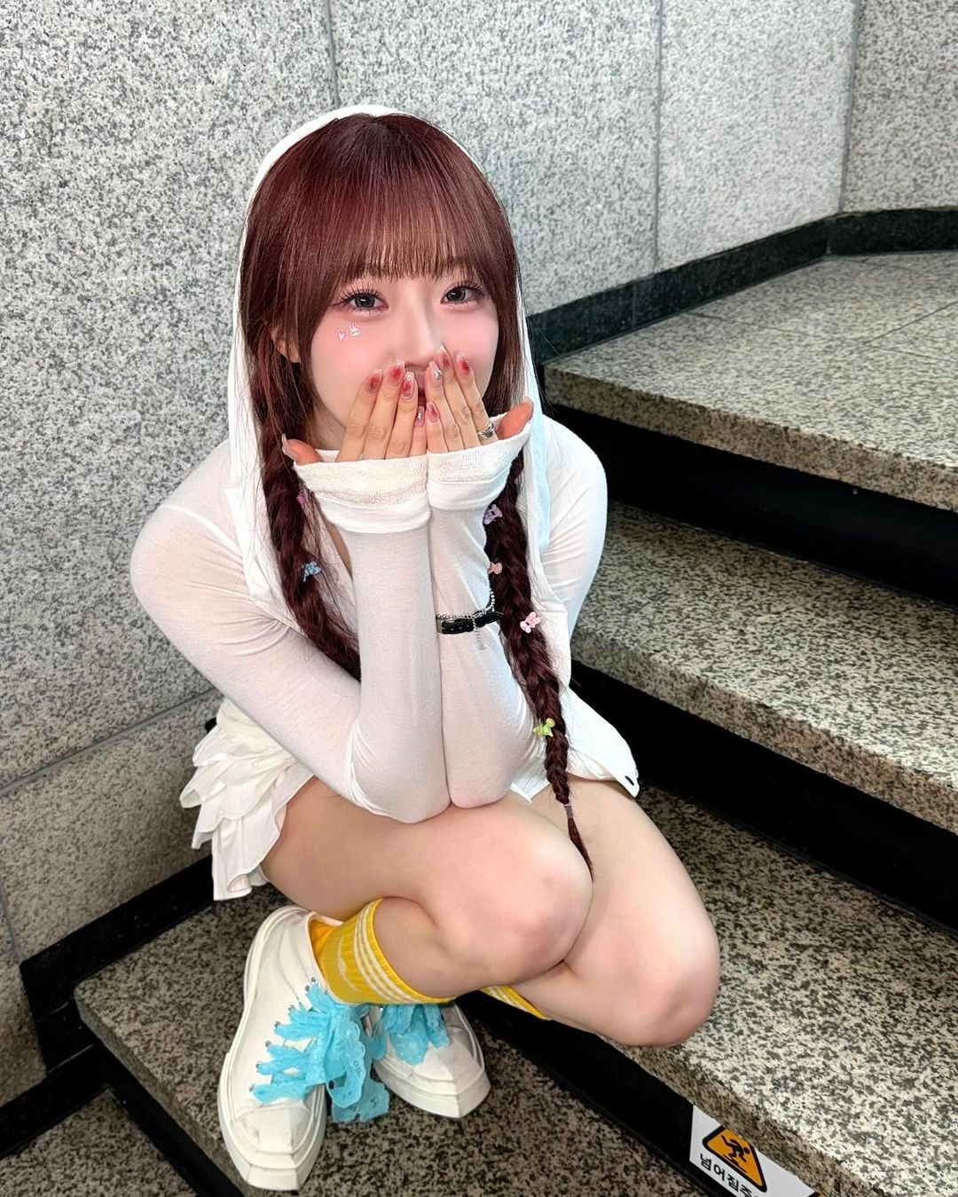 新水弹女王！Cignature 智源「极度凶狠」绑带比基尼一炮而红，脱下外套全场炸裂！