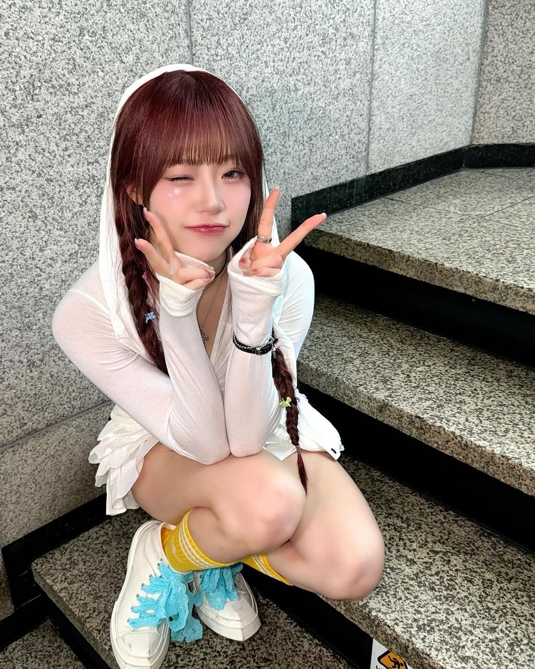 新水弹女王！Cignature 智源「极度凶狠」绑带比基尼一炮而红，脱下外套全场炸裂！