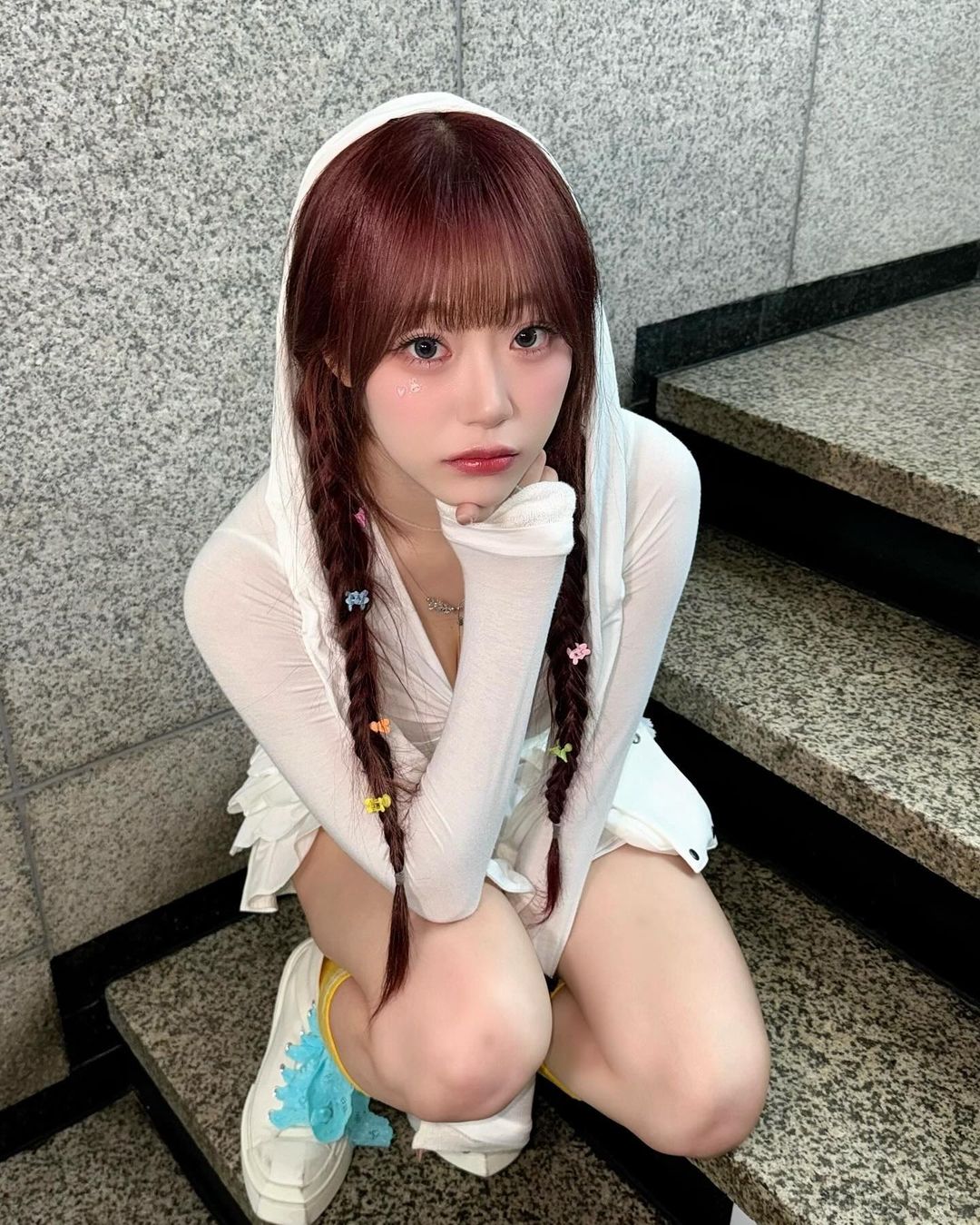 新水弹女王！Cignature 智源「极度凶狠」绑带比基尼一炮而红，脱下外套全场炸裂！