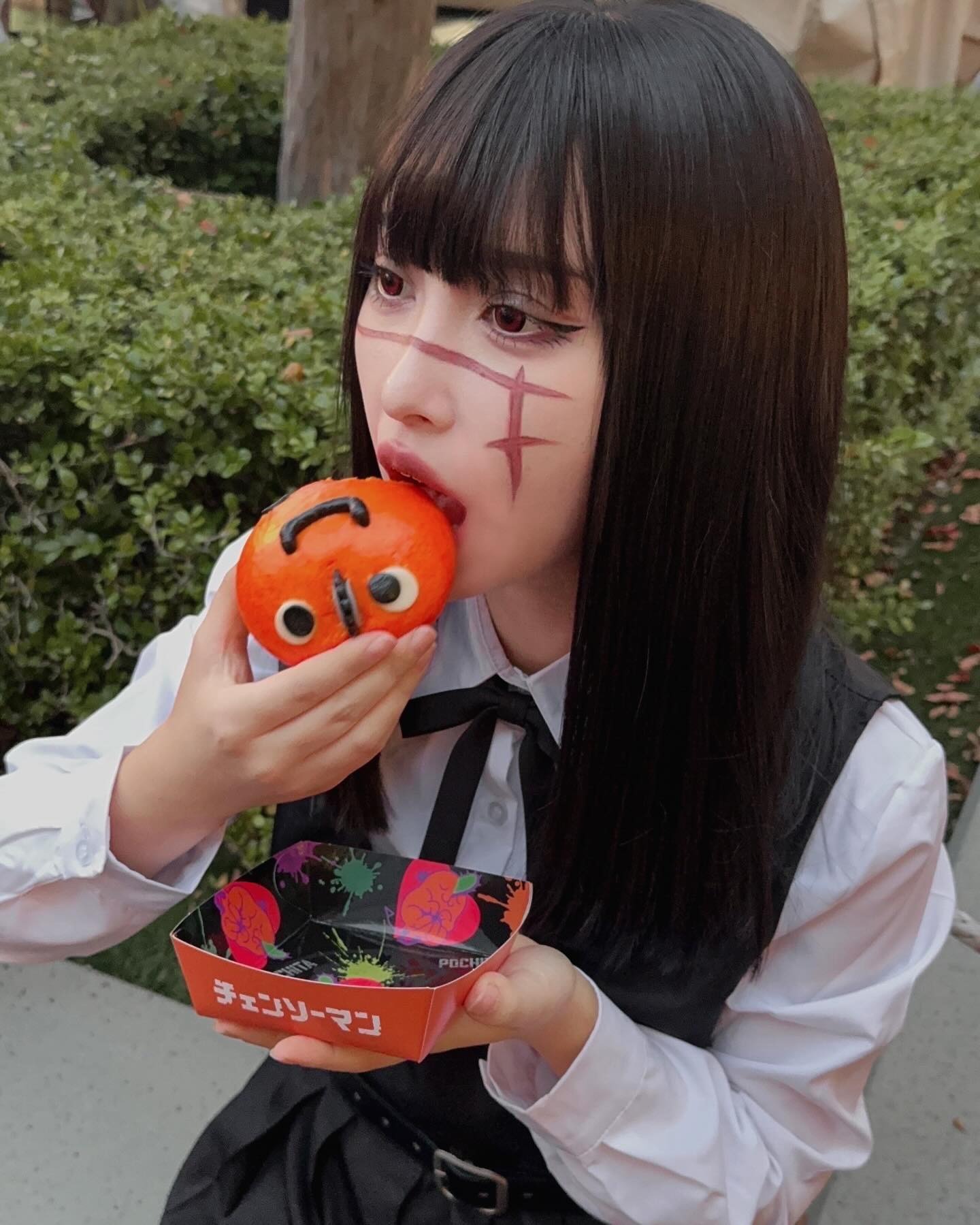 日Coser神还原《胆大党》绫濑桃！「超萌大眼＋羞涩神情」直逼本尊，网友赞表情管理太强