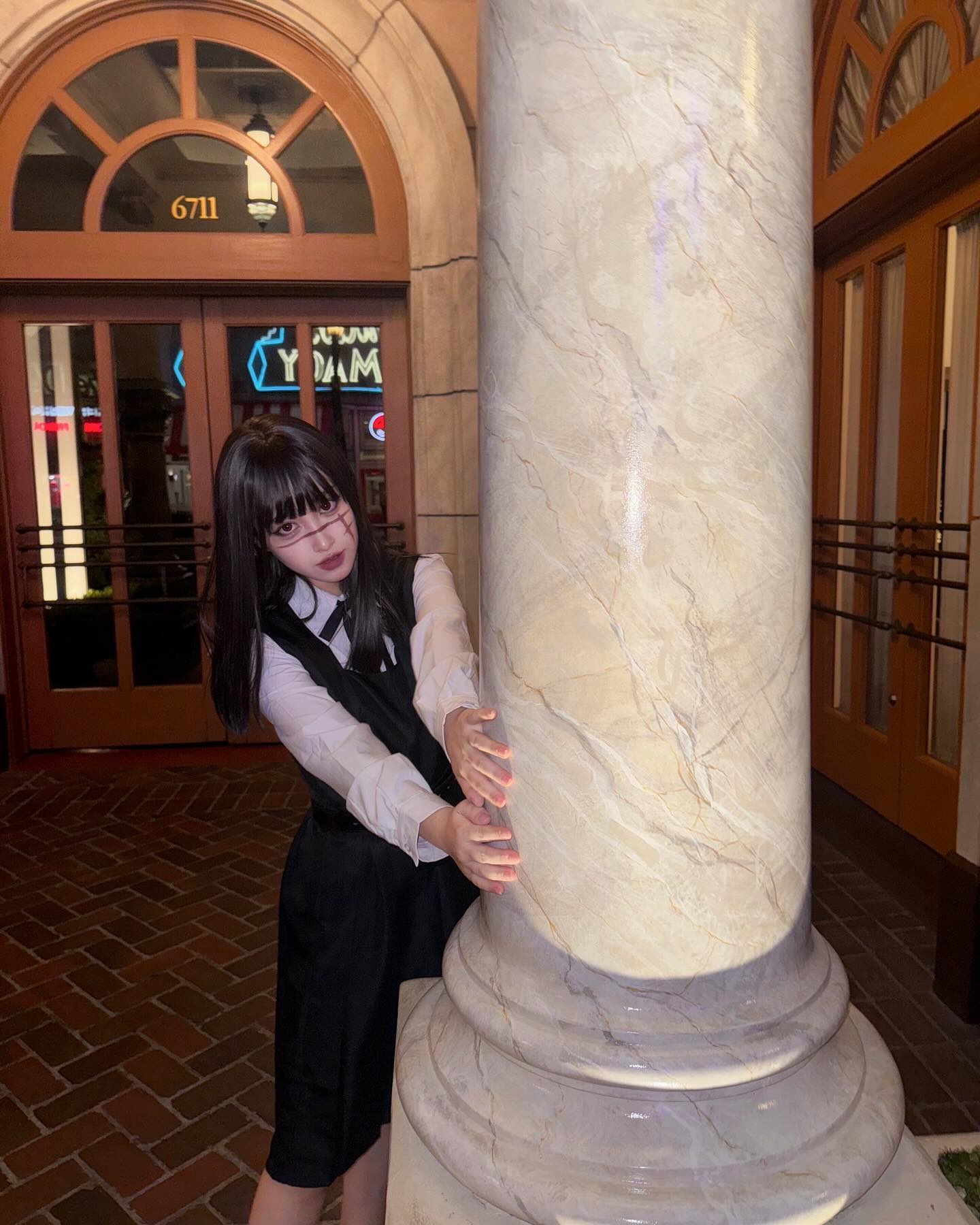 日Coser神还原《胆大党》绫濑桃！「超萌大眼＋羞涩神情」直逼本尊，网友赞表情管理太强