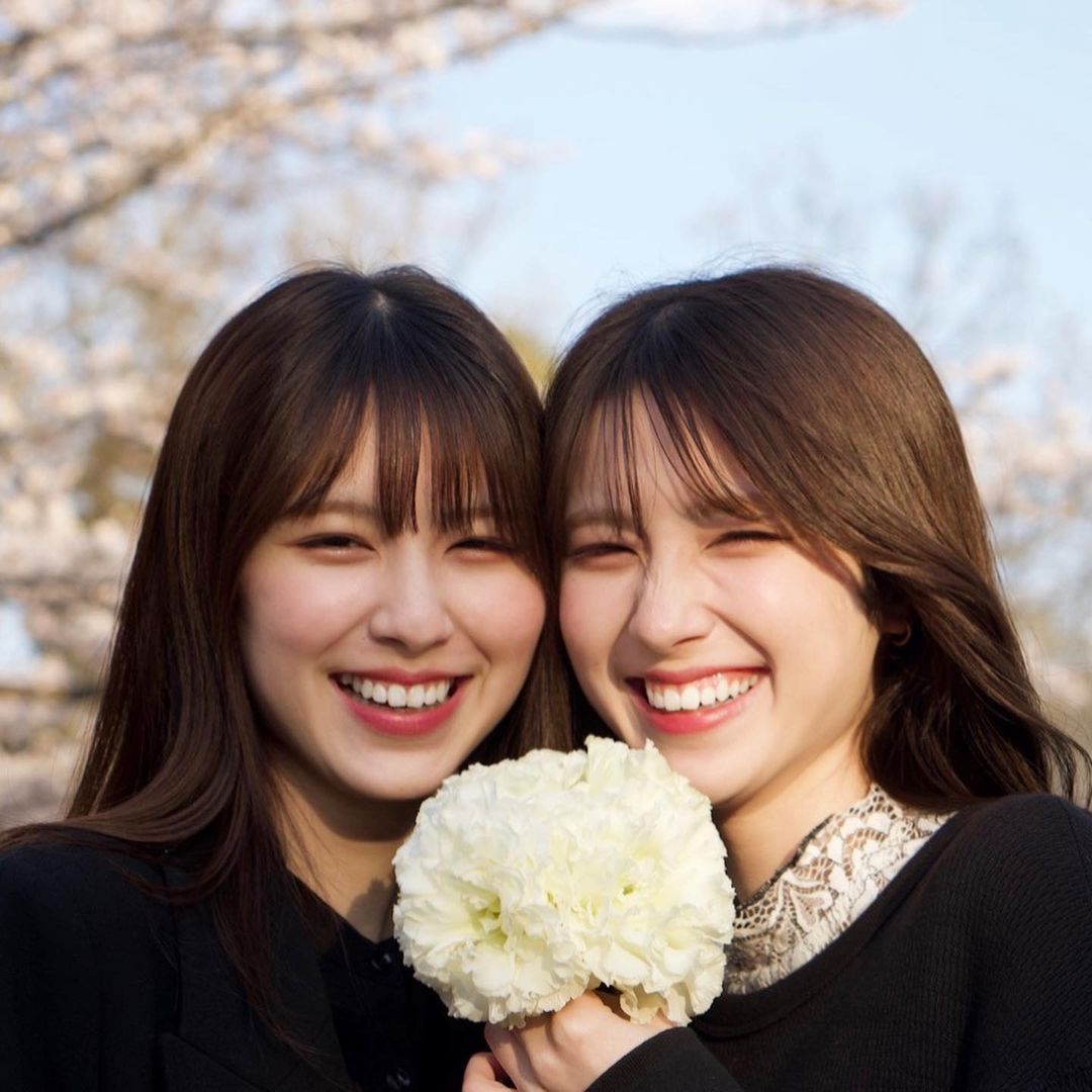 不是 AI！日本极品正妹双胞胎晒仙气合照，脸蛋、服装、微笑…连发丝都一模一样！