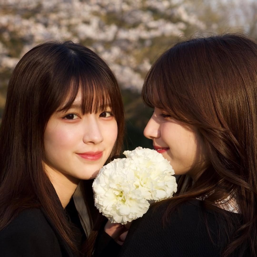 不是 AI！日本极品正妹双胞胎晒仙气合照，脸蛋、服装、微笑…连发丝都一模一样！