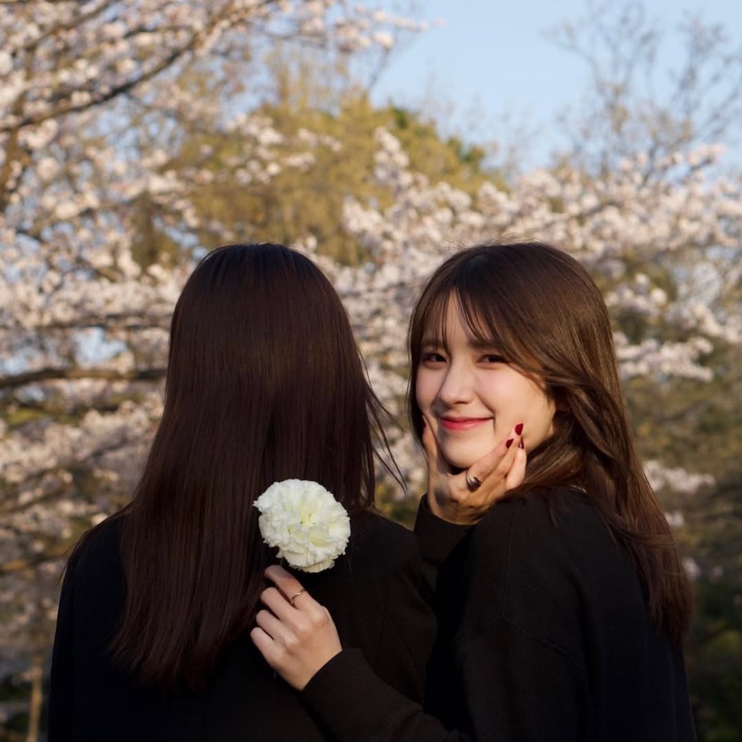 不是 AI！日本极品正妹双胞胎晒仙气合照，脸蛋、服装、微笑…连发丝都一模一样！