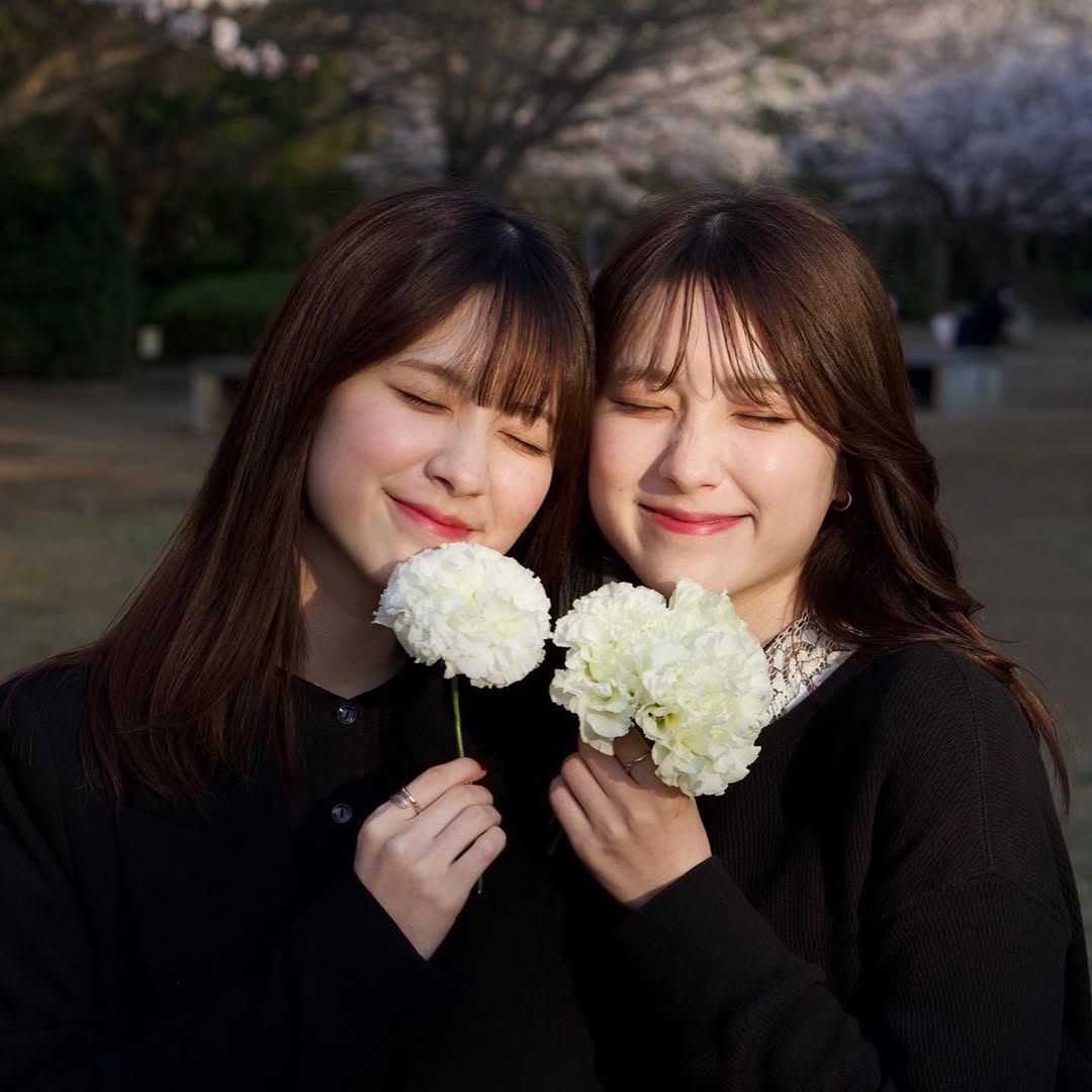 不是 AI！日本极品正妹双胞胎晒仙气合照，脸蛋、服装、微笑…连发丝都一模一样！